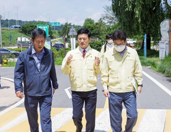 김태우 서울 강서구청장(가운데)이 1일(금) 민선 8기 임기 첫날 지역 내 침수 취약지역인 개화 육갑문 일대 현장을 찾아 수방 관계자로부터 집중호우로 인한 피해 상황을 보고받고 있다.