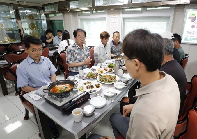 송인헌 괴산군수, 폭염 속 환경미화원 노고 격려