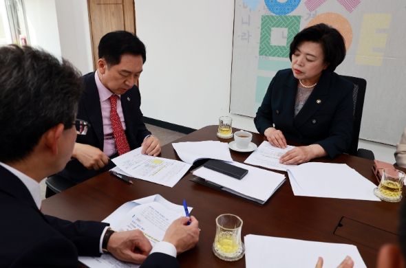김기현 국민의힘 대표(사진 가운데)가 신계용 과천시장(오른쪽 첫번째)로부터 지역 현안에 대한 설명을 듣고 있다