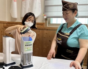 안심식당에 살균수저통 등 위생물품을 지급하고 있다