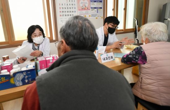 지난 3월 화천군 보건의료원이 진행한 순회진료. 순회진료 뿐만 아니라 고령자들이 스마트 기기를 활용해 자가 관리할 수 있는 서비스도 제공된다