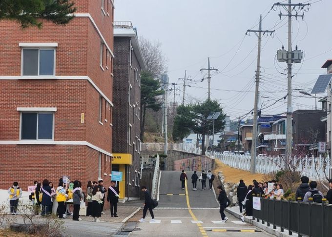 강릉교육지원청, 2025 위(Wee)센터 홍보 및 학교폭력 예방 캠페인 실시