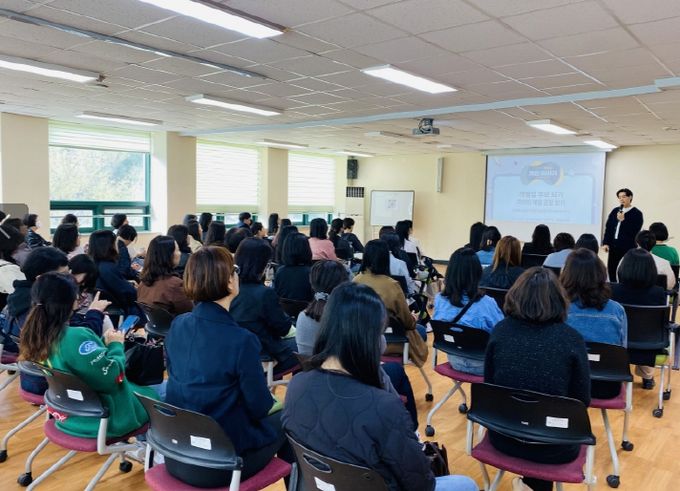 포항시청소년재단은 지난달 27일 포항시청소년수련관에서 게임에 몰입하는 자녀에 대한 이해와 양육 방법에 대해 강의했다.