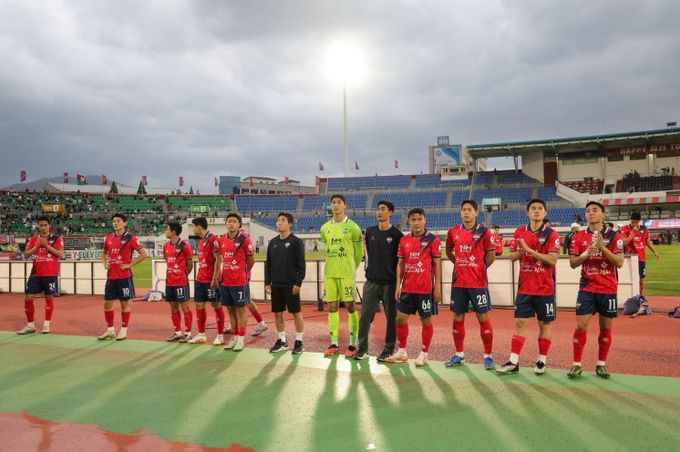 4월 19일 대전전 홈경기 후 김천상무 선수들이 홈관중에게 인사하고 있다.