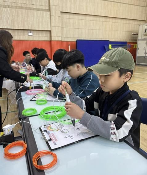 학생들이 3D펜으로 나만의 미니 열쇠고리 만들기 활동을 하고 있다.