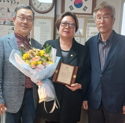서산시의회 가선숙 의원(가운데)이 지난 24일 동문2동 동문51통 주민들로부터 공로패를 받고 있다. (왼쪽부터 가구현 개발위원장, 가선숙 의원, 이종국 통장)