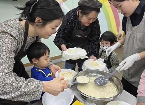 경산시 공동육아나눔터 돌봄품앗이 가족과 '온가족 쿡쿡' 프로그램 운영
