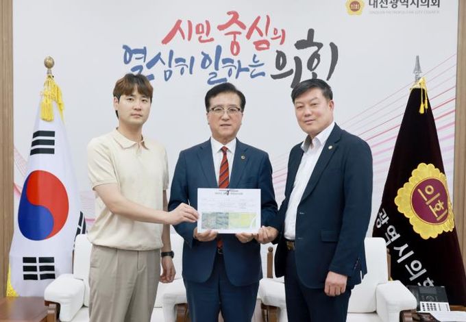 여성용 유성구의회 부의장 주민들과 함께,상대동 아이파크 인근 바닥신호등 설치 성과