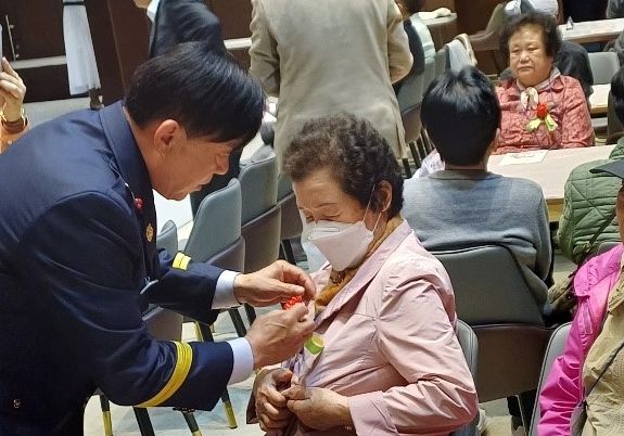 세종북부소방서 의용소방대연합회, 쌀 100㎏·카네이션 전달 