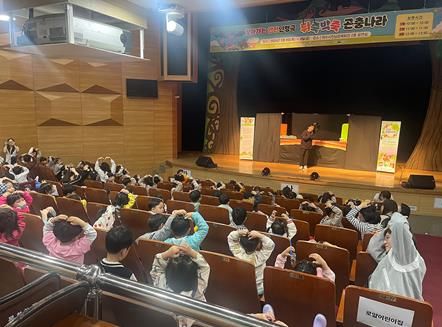 여수시육아종합지원센터(센터장 성연정)가 지난 8일부터 10일까지 3일간 진남문예회관에서 찾아가는 안전 인형극 ‘뒤죽박죽 곤충나라‘를 진행했다.