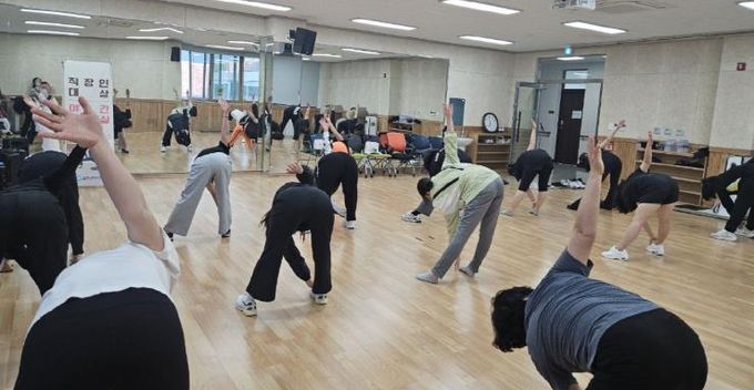 직장인들이 체성분 검사와 에어로빅에 참여중인 모습