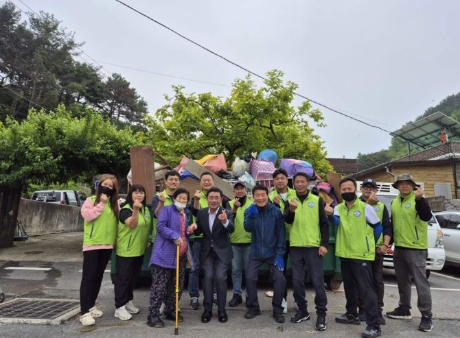 저장강박 장애인 가정 찾아 청소 봉사활동