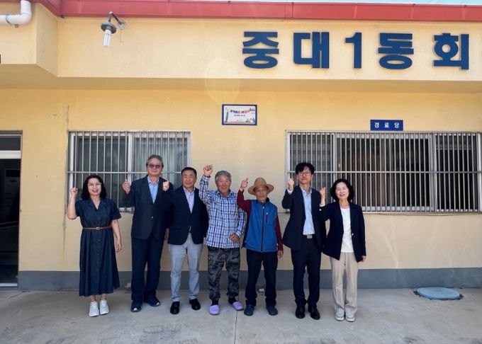 대구 동구 치매안심센터는 지난 20일 중대1동 경로당 기억이음 배움터 현판식을 개최했다.