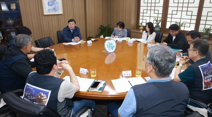 동구는 21일 구청장실에서 김종훈 동구청장과 전국금속노동종합 울산지부(지부장 김기호) 임원들이 참석해 노동정책 및 고향사랑기부제 활성화관련 간담회를 가졌다.